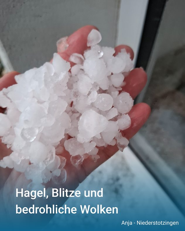 Hand mit zahlreichen weißen Hagelkörnern unterschiedlicher Größe. Aufnahme nach einem Gewitter mit Hagelschlag in Niederstotzingen.
