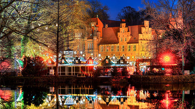 Die schönsten Weihnachtsmärkte Deutschlands - © picture alliance/Bildagentur-online/Ohde Weihnachtsmarkt im Hamburger Stadtteil Bergedorf