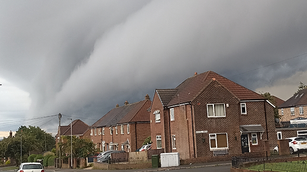 Shelf cloud passes over houses in Greater Manchester.