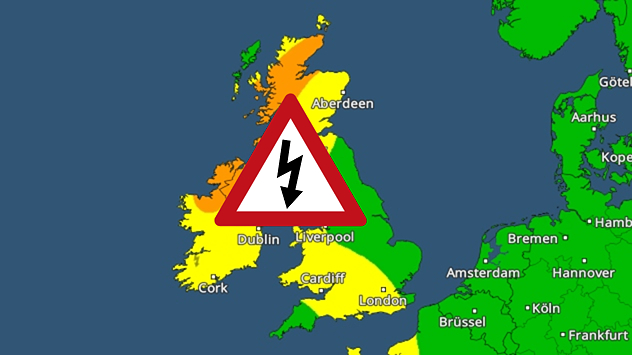 Weather map of Ireland and the UK showing marked warning areas and a lightning warning symbol. Indication of an increased risk of severe weather on Thursday.