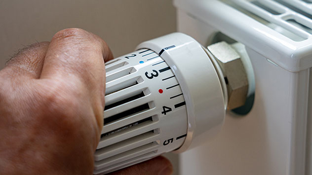 Lassen Sie die Heizkörper immer mindestens auf niedriger Stufe laufen.