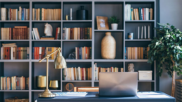 Hängen Sie als Kälteschutz dickere Vorhänge vor die Fenster und Türen und ziehen Sie diese bei Dämmerung zu. 