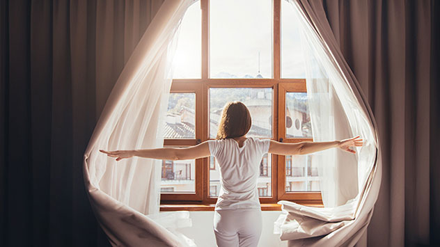 Wenn draußen die Sonne scheint, schieben Sie Ihre Vorhänge auf und lassen das Sonnenlicht herein. 