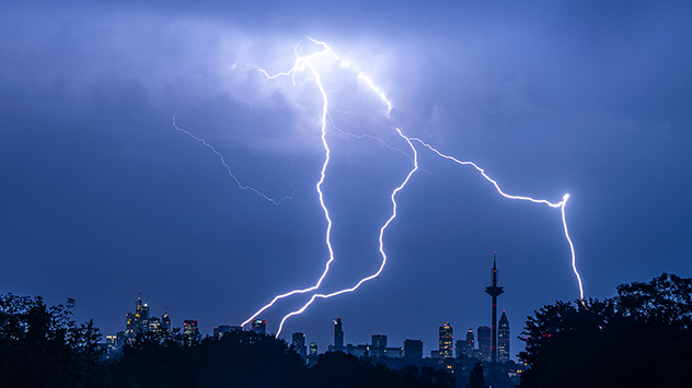 Blitze sind während eines Gewitters im Dezember 2023 über der Skyline von Frankfurt am Main zu sehen.