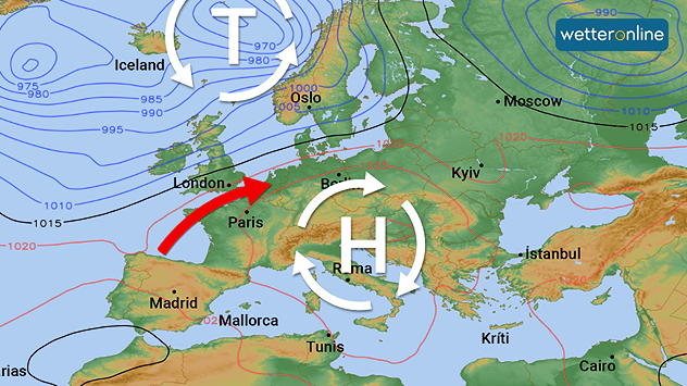 Wetterkarte mit Hoch über Südeuropa und Tief bei Island sowie milder Luftströmung nach Mitteleuropa.