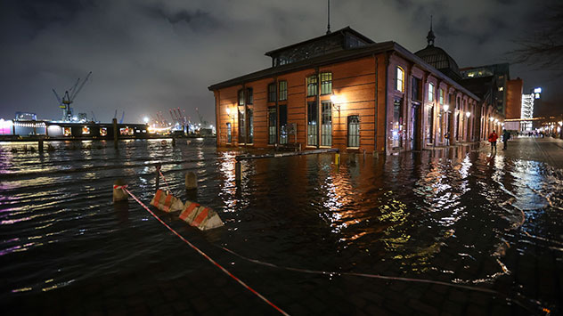 Der Sturm drückt das Wasser der Elbe auf den Fischmarkt in Hamburg.