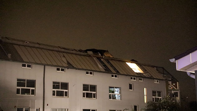 Auch Dächer anderer Gebäude werden in Köln-Poll beschädigt.