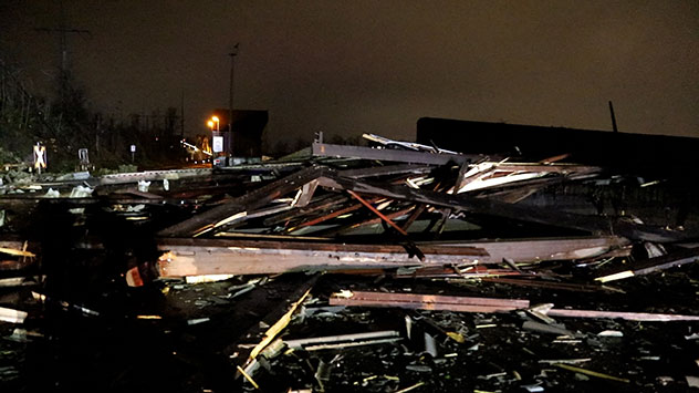 Holztrümmer liegen über Böschung verteilt