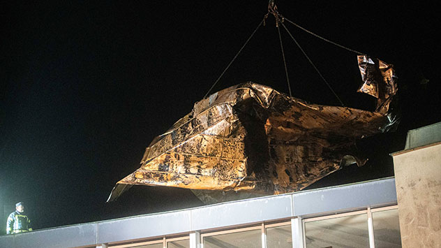 In Plüderhausen bei Stuttgart wird ein Blechdach des Gerätehauses der Freiwilligen Feuerwehr abgerissen, ein Teil stürzt auf den Boden.