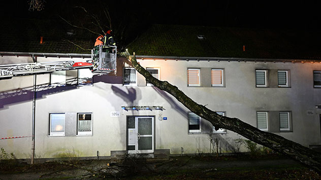 In Recklinghause kracht ein Buam auf ein Haus.