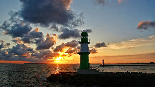 An den Küsten ist es deutlich ruhiger. In Warnemünde kann ein spektakulärer Sonnenaufgang bewundert werden.