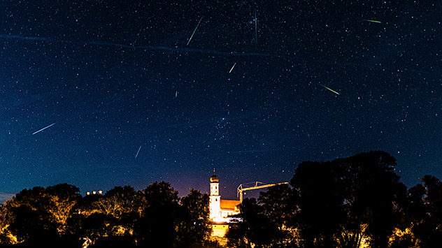 In Walkersaich im oberbayerischen Landkreis Mühldorf am Inn ist keine einzige Wolke am Himmel. Perfekte Bedingungen zum fotografieren. 