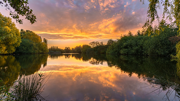 In Münster sieht die Welt ganz anders aus. Hier brennt der Himmel in orangenen Farben. 