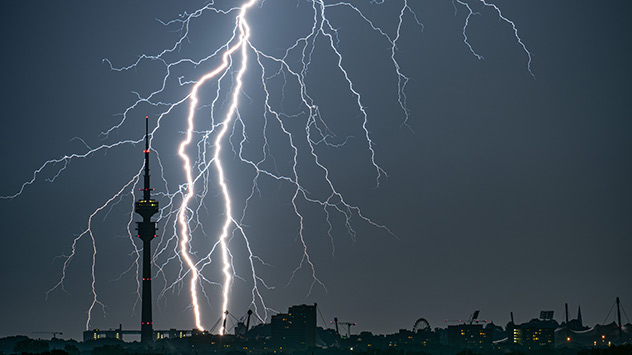 In der Nähe von München schlägt ein gewaltiger Blitz in den Erdboden ein.