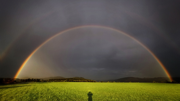 Nach kräftigen Schauern und Gewittern erscheint mit etwas Glück ein Regenbogen, wie hier in Winterberg. 