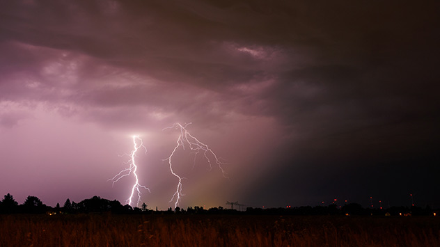 Zur Monatsmitte ziehen wieder kräftige Gewitter über das Land. Besonders in Bayern und Baden-Württemberg wird die Nacht gebietsweise zum Tag.