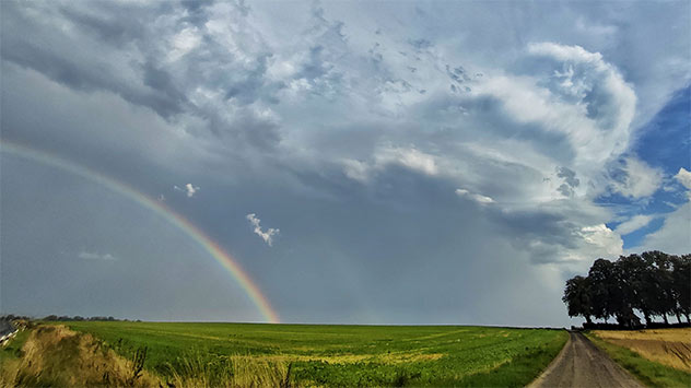 © Markus Baatz Regenbogen vor Gewitterwolke