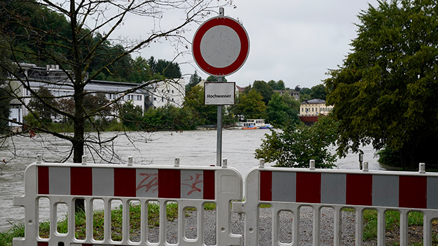 Besonders im Südosten Deutschlands gehen die Gewitter in den letzten Tagen in Dauerregen über. Viele Bäche und Flüsse schwellen in Südbayern stark an.