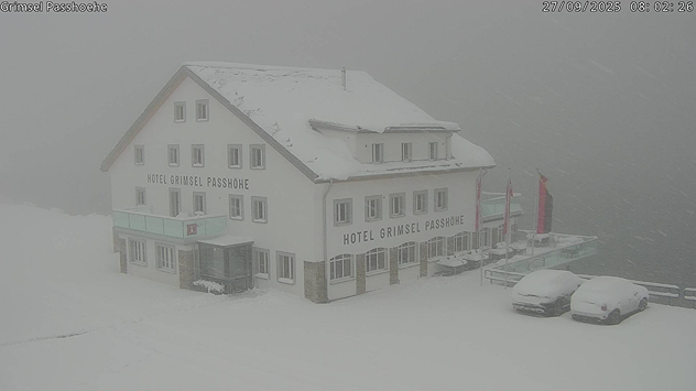 Die Webcam zeigt das Hotel Grimsel Passhöhe bei Flockenwirbel.