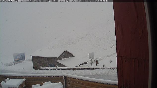 Die Webcam zeigt die Strasse des Oberalppasses bei winterlichen Bedingungen von einer Terrasse aus