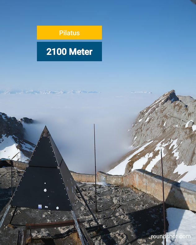 Aussicht von einem Berggipfel, der über das Nebelmeer hinausragt