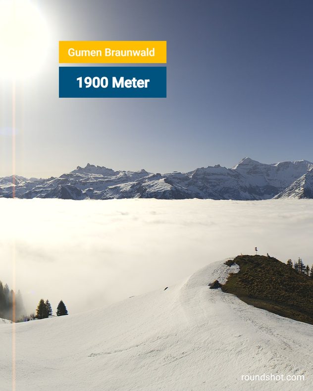 Aussicht von einem Berggipfel, der über das Nebelmeer hinausragt
