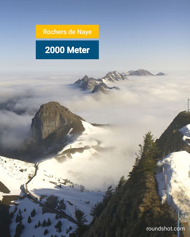 Aussicht von einem Berggipfel, der über das Nebelmeer hinausragt
