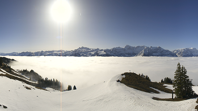 Aussicht von einem Berggipfel, der über das Nebelmeer hinausragt