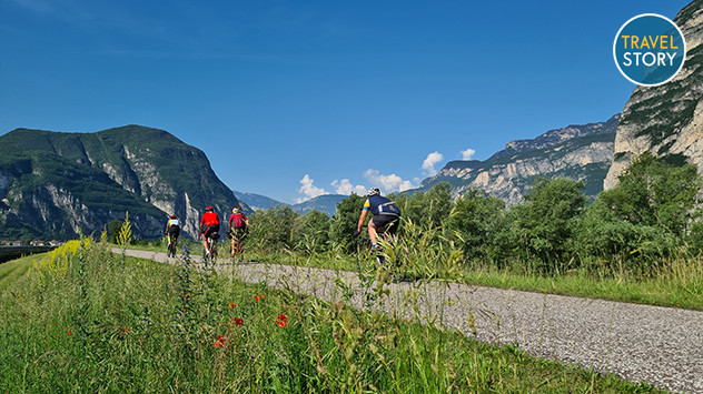 Radler unterwegs auf dem Etschradweg.