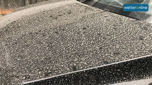 In Zürich liegt eine feine Schicht aus Saharastaub auf den Autos.