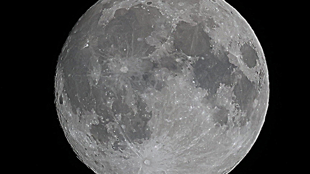 Der außergewöhnlich helle Erdtrabant über dem Sauerland: Gut zu erkennen ist die Kraterlandschaft auf seiner Oberfläche.