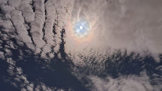 Der Mond hat einen milchigen Lichtkranz um sich.