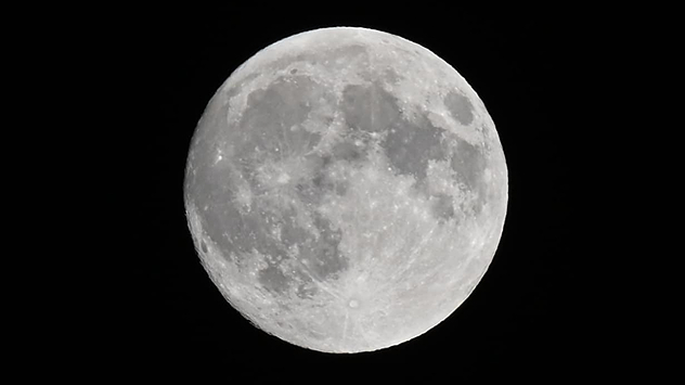 Eine Nahaufnahme aus Schwerin offenbart viele Details: Die Mondkrater sind gut zu erkennen.