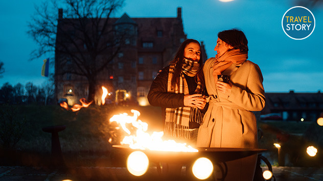Mutter und Tochter mit Punsch am Lagerfeuer. 