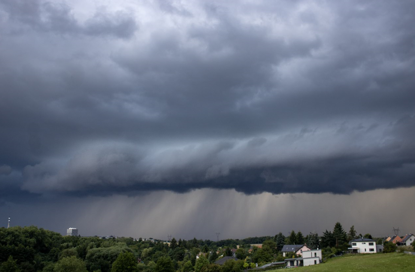 Záběr na přicházející bouřková mračna