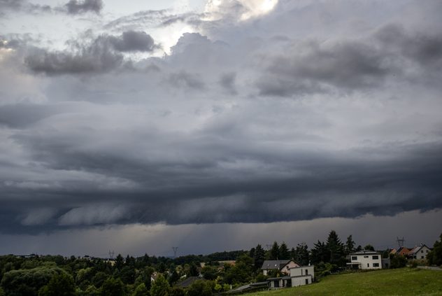 Záběr na přicházející bouřková mračna