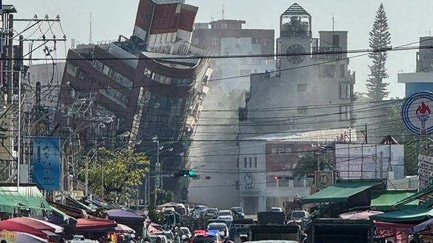 In der Stadt Stadt Hualien sind Gebäude schwer beschädigt. 