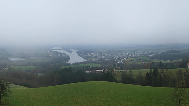Die Webcam zeigt Ottensheim bei Linz mit Hochnebel.