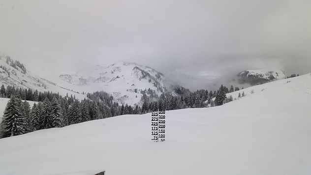Das Bild zeigt eine winterliche Berglandschaft mit viel Schnee im Vordergrund.