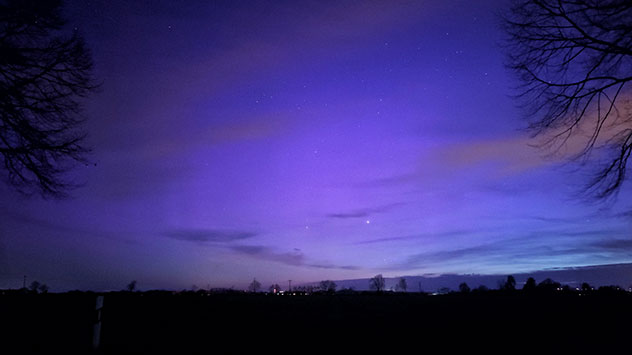 Unweit von Wolfsburg sind die Polarlichter trotz einsetzender Dämmerung noch zu sehen.