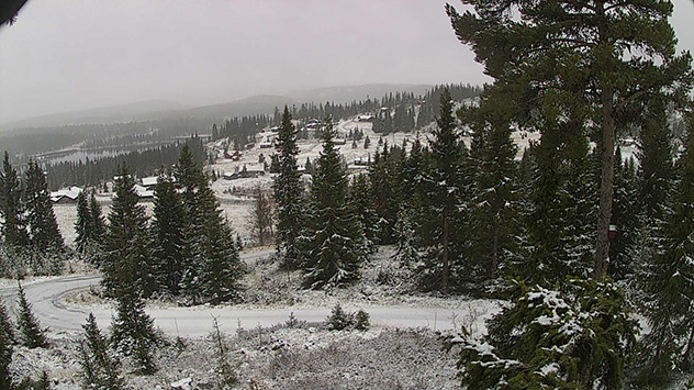 Nahe der südnorwegischen Ortschaft Vinje sind die Berge schneit es teils bis auf 500 Meter Höhe herab.