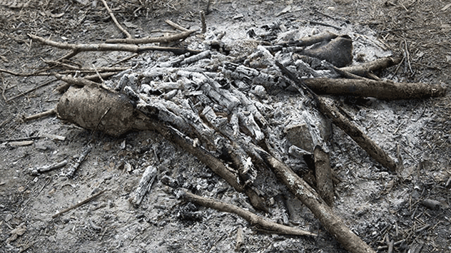 Bei Sand oder Erde als Löschmittel, ist es wichtig, diese mit dem Feuer oder der Glut zu vermischen, bis alles erloschen ist. 