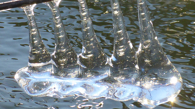 Eisbeutel über Bach