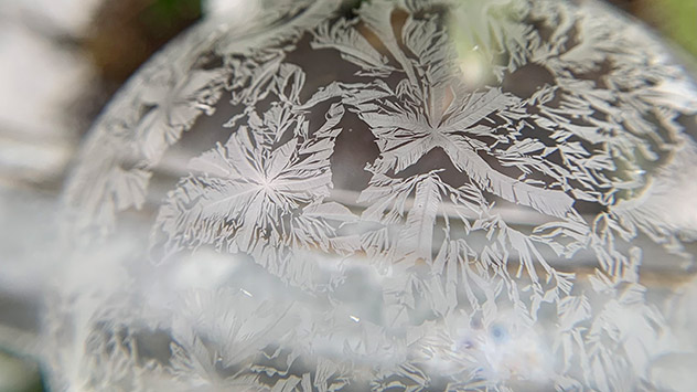 Nahaufnahme gefrorene Seifenblase