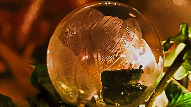 Gefrorene Seifenblase im rötlichen Licht