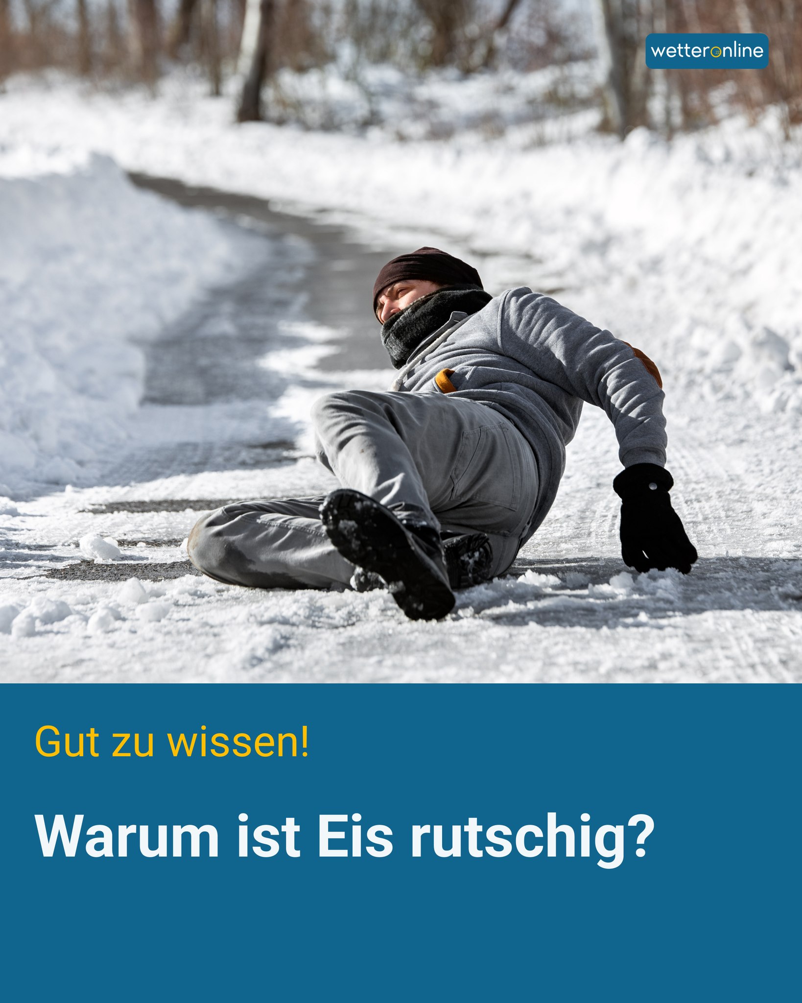 Person liegt nach einem Ausrutscher auf einem vereisten, verschneiten Weg im Winter.