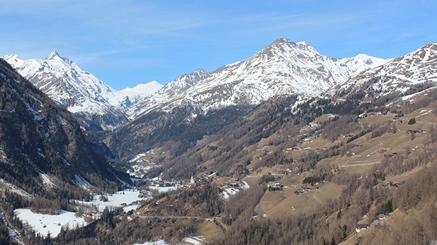 Wie in vielen Regionen der Alpen liegt zum Beispiel in Heiligenblut am Großglockner in Österreich bis auf 1900 Meter hinauf kaum Schnee.