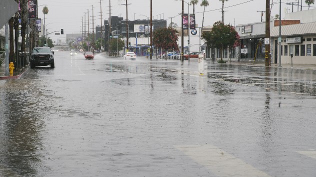 Tropensturm HILARY bringt Teilen Südkaliforniens kräftige Regenfälle. Ganze Städte werden durch die Wassermassen geflutet.