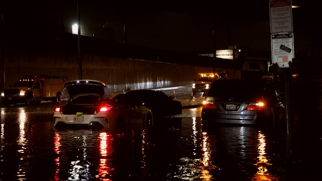 In der Millionenstadt Los Angeles werden Unterführungen überschwemmt. Autos kommen nicht weiter.