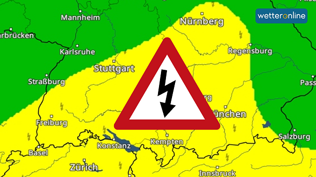 Das Bild zeigt eine Gewitterwarnung für große Teile Süddeutschlands. Ein gelb markiertes Gebiet reicht vom Südwesten über Baden-Württemberg und Bayern bis an die Alpen. Mehrere Blitzsymbole sowie ein großes Warnschild mit schwarzem Blitz weisen auf die Gewittergefahr hin.